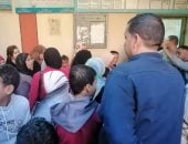 تزايد أعداد الناخبين أمام اللجان الانتخابية للإدلاء بأصواتهم بساقلته في سوهاج 