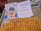 توزيع الحلوى فى قطاع غزة احتفالا بمقتل ياسر أبو شباب.. فيديو وصور