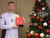 دي ليخت يتسلم جائزة لاعب الشهر في مانشستر يونايتد لشهر نوفمبر