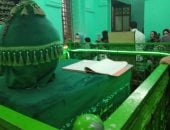 مدد يا رب.. هنا يرقد العارف بالله عطية أبو الريش أشهر الأولياء بالبحيرة.. يمتد نسبه إلى الإمام الحسن حفيد الرسول.. ولقب بـ«أبو الريش» لاتخاذه ريش الطيور فراشا.. والآلاف يتوافدون على مسجده فى ذكرى مولده.. صور