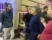 محافظ الدقهلية يتفقد سوق الخواجات بالمنصورة بعد الحريق ويشدد على إجراءات السلامة