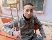 بالعكاز.. شاب من سوهاج يدلى بصوته فى انتخابات النواب: حضرت حبا فى مصر