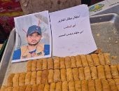 غزة بتفرح.. توزيع الحلوى في القطاع بعد مقتل أبو ياسر شباب