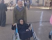 على كرسي متحرك.. عجوز 84 عاما تدلى بصوتها فى انتخابات النواب بقنا..فيديو