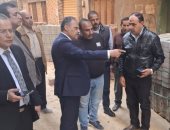 محافظ الشرقية يتفقد أعمال تركيب الإنترلوك فى شوارع منيا القمح