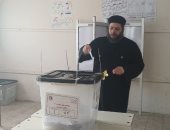 كاهن كنيسة إمبابة يدلى بصوته ويؤكد: واجب وطنى.. صور