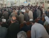 المئات يصلون صلاة الجنازة على الحاجة سبيلة بالدقهلية .. فيديو