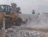 إزالة 13 حالة تعدٍ على الأراضى الزراعية بقريتى برديس وبنى حميل فى سوهاج