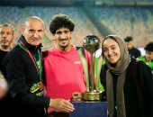طارق سليمان مدرب حراس مرمى أهلي طرابلس يحتفل بكأس ليبيا برفقة أسرته