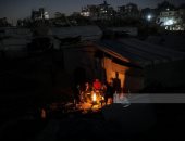 برد وفيضانات وحصار.. أهالي غزة يكافحون للبقاء داخل خيام غارقة بالمياه الأمطار