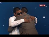 مصطفى حسنى يترك مقعده ليصطحب المتسابق عطية الله خارج ستوديو دولة التلاوة