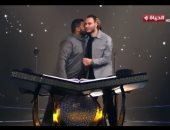 لمسة إنسانية.. متسابق فائز يقبل رأس منافسه المودع لدولة التلاوة