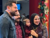 عمرو يوسف يشاهد فيلمه السلم والثعبان مع الجمهور.. صور