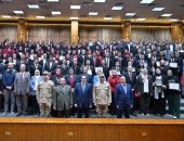جامعة القاهرة تكرم طلابها المتميزين المشاركين في فترة معايشة بالأكاديمية المصرية العسكرية