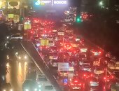 محاور القاهرة والجيزة تشهد ازدحامًا كثيفًا بسبب الأمطار