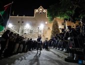 جنين تحتفل.. إضاءة شجرة عيد الميلاد فى كنيسة دير اللاتين بعد غياب عامين