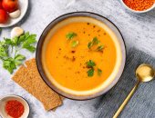 طريقة عمل شوربة العدس بالكريمة.. الجو محتاجها