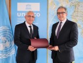 سفير مصر فى باريس يقدم أوراق اعتماده إلى مدير عام منظمة اليونسكو