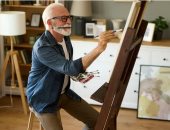دراسة: ممارسة الهوايات الإبداعية تحافظ على صحة الدماغ لدى كبار السن