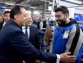 حوار لرئيس الوزراء مع أحد العاملين خلال افتتاح مصنع ليونى مصر العالمية