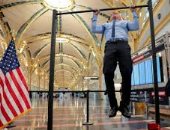 روبرت كينيدي وشون دافي يدخلان مسابقة «عقلة» فى مطار ريجان.. فيديو