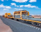 شاهد أعمال تركيب القضبان بشبكة القطار السريع بأحدث النظم العالمية.. صور