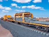 إنجاز سريع وبدقة عالية.. تركيب قضبان القطار السريع بتقنيات عالمية حديثة