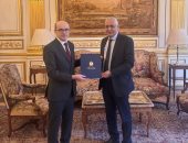 سفير مصر في باريس يُقدم صورة أوراق اعتماده إلى نائب مدير المراسم الفرنسية