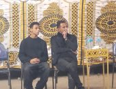 الحزن يسيطر على وائل القباني خلال تلقيه عزاء والدته بشبرا الخيمة