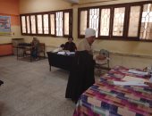 مسن يتكئ على عكازه للإدلاء بصوته فى الوراق.. فيديو وصور