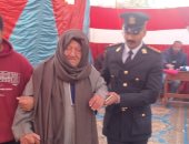 مشاهد إنسانية لضباط الشرطة المصرية بانتخابات مجلس النواب فى سوهاج.. صور