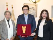 وزير الثقافة يستقبل سلوى بكر ويهديها درع الوزارة