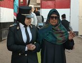 ضباط سوهاج يساعدون كبار السن أمام لجان انتخابات مجلس النواب.. صور 