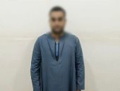 وزارة الداخلية تضبط شخص يوزع أموالا بمحيط لجان أسيوط