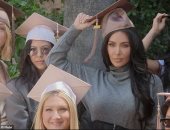 أولادها اتخانقوا مع بعض بسبب ميك.. كيم كارداشيان تتعرض للإحراج بحفل تخرجها