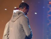 مصطفى حسنى يصطحب المتسابق محمد حسن إلى خارج ستوديو برنامج دولة التلاوة