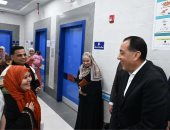 سلملى على الرئيس.. سيدة بالقليوبية تحمل مدبولى رسالة للرئيس السيسى