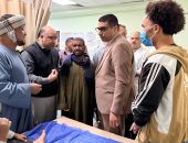 نائب مدير الرعاية الصحية يتابع حالة المصابين في حادث انهيار منزل الدير