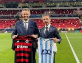 ممدوح عيد يتبادل الهدايا مع مسئولي فلامنجو قبل مواجهة نصف نهائي كأس القارات
