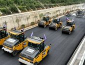  8 آلاف طن أسفلت.. عمال صينيون يُصلحون طريقا طوله 2.4 كيلومترا في 6 ساعات