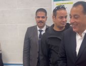 سلملى على الرئيس.. سيدة بالقليوبية تحمل مدبولى رسالة للرئيس السيسى