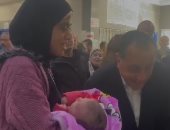 الخدمة هنا كويسة؟.. رئيس الوزراء يسأل سيدة عن خدمات مركز طحانوب الطبى