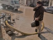 فرق الطوارئ بمرسى مطروح تتعامل مع تجمعات المياه بالمناطق بالمتأثرة بالأمطار.. صور