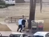 رجل يحاول انتزاع سلاح من يد أحد مرتكبى هجوم سيدنى الإرهابى.. فيديو 