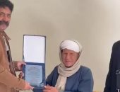 بعد 50 عامًا من الفراق.. طلاب يمنيون يكرمون معلمهم المصرى فى صعيد مصر