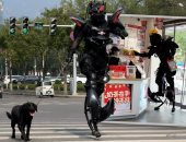 الساعى الحديدى.. صاحب مطعم يرتدى بدلة آلية لتوصيل الطعام فى الصين