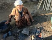 بين نفخ الكير ولهيب النار.. عم حسين نصف قرن فى صناعة الأدوات الزراعية بقنا (صور)