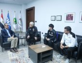 مصطفى عزام يستقبل رئيس بعثة منتخب اليابان ويتبادلان الدروع