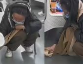 درس فى الأخلاق.. سيدة صينية تنظف شاى مسكوب داخل المترو بملابسها "فيديو"
