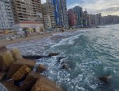 البحر يفيض.. نوة الفيضة الصغرى تضرب الإسكندرية برياح سرعتها 60 كم/ الساعة.. الأمواج ترتفع لـ3 أمتار.. النوة تستمر 5 أيام يصاحبها أمطار وانخفاض فى درجات الحرارة.. ترفع حالة الطوارئ واستمرار تطهير الشنايش.. صور